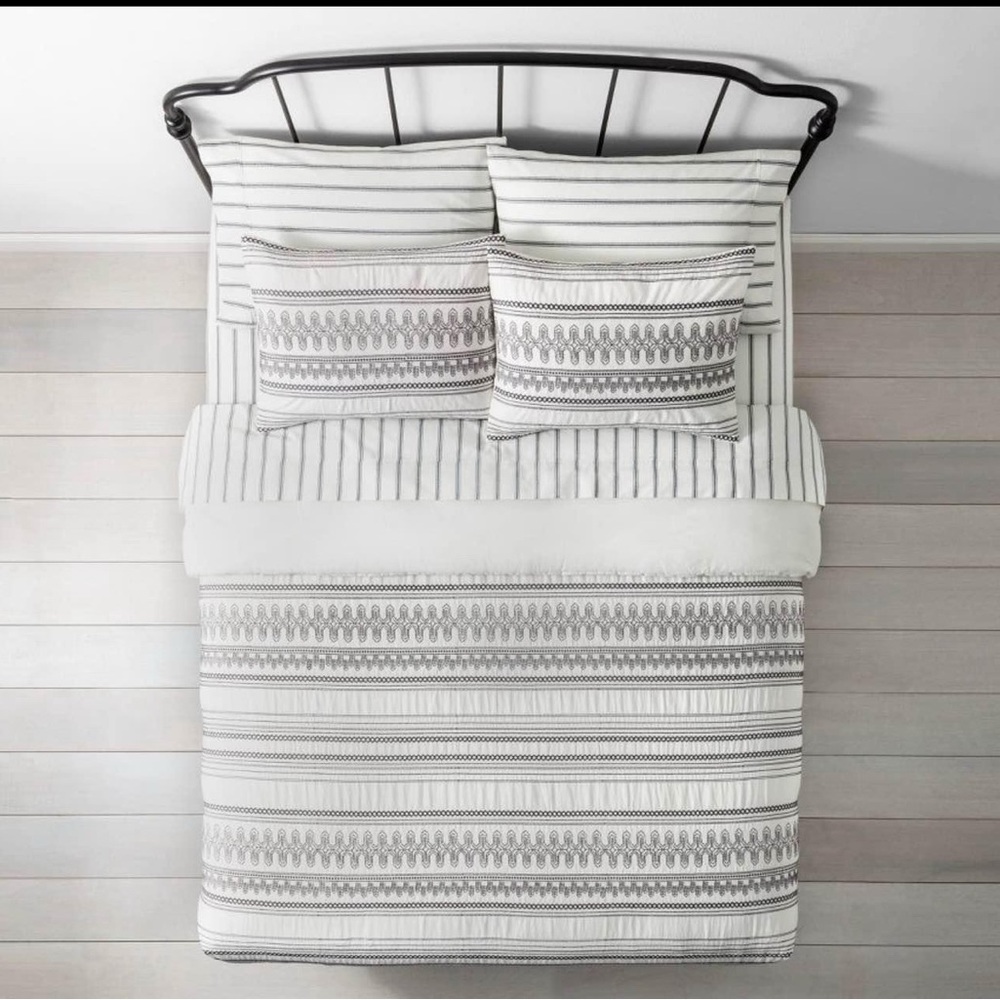 Hearth & Hand White and Gray Patterned Comforter Set King Size
